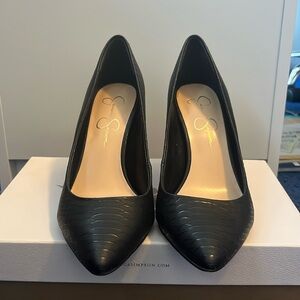 Jessica Simpson “Levin” Pointed Toe Classic Pump in Black (Textured) | used
